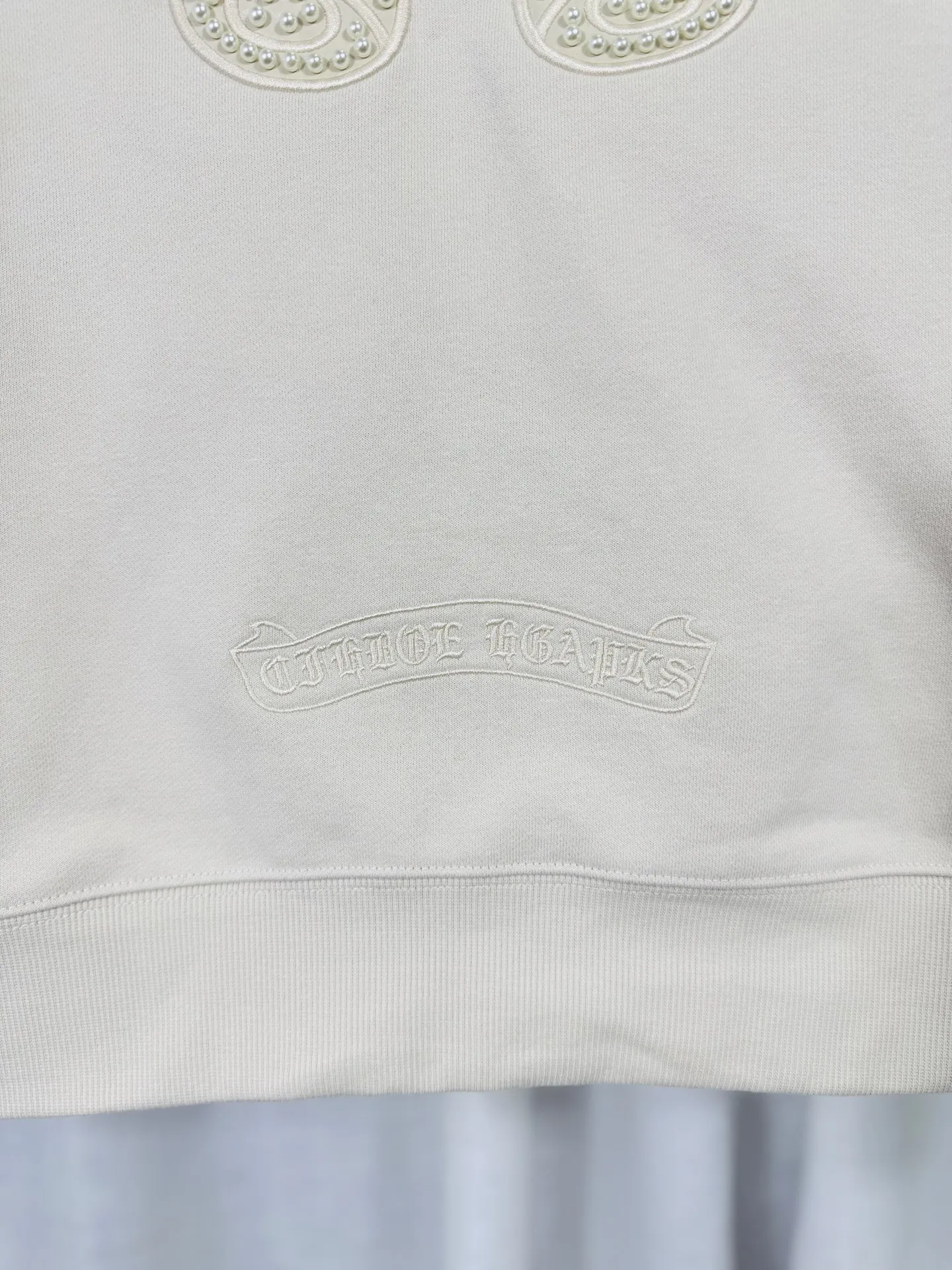 P350 top version, real shot without P, ​​different from market currency) 𝗖𝗵𝗿𝗼𝗺𝗲 𝗛𝗲𝗮𝗿𝘁𝘀/Cro Heart 2025 washed and burned flower patch embroidered autumn and winter new original single counter American hollow patch 3D couple casual cardigan sweatshirt 👑The highest version! Customized fabric 480g tripe terry fabric! American acid-washed and distressed original fabric, laser burning + leather embroidery, exquisite embroidery of letters! The best-selling model in the counter, very comfortable to wear. Accessories: original molded and authenticated collar label➕100% silk wash label. Genuine purchase-grade original hangtag➕matching hanging rope➕3D hanging beads➕original packaging bag. Craftsmanship: The original version has consistent wiring! The highest version of the armhole matching technique! Color: Black Apricot Size: S M L XL Style Number: 25-370